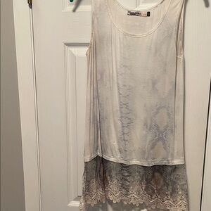 Umgee Cream and Gray Lace Hem Tank Top Size L. GREAT FOR LAYERING.